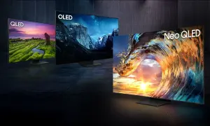 Dwa telewizory na drewnianej szafce: jeden z gwiazdami, drugi z piłkarzem w akcji.