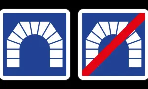 Deux panneaux routiers bleus : un tunnel et la fin d'un tunnel barré d'une croix rouge. Quel feu !