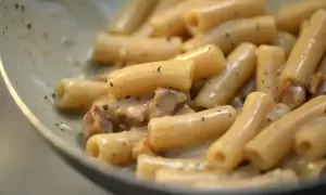 Primo piatto di pasta alla gricia ricetta, con rigatoni cremosi e guanciale croccante.