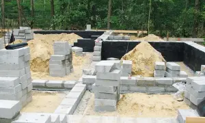 Czym malować ściany fundamentowe, aby uniknąć kosztownych błędów?