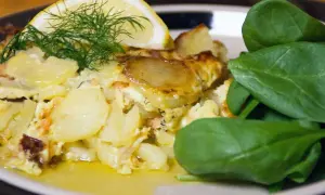 Enkel laxpudding med potatis, dill och citron. Serveras med färsk spenat.