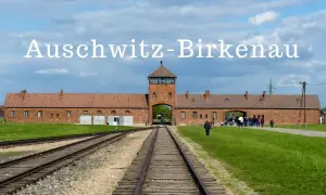 Brama obozu w Auschwitz, tory kolejowe prowadzące do niej. Miejsce pamięci i refleksji.