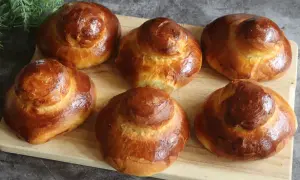 Six brioches italiennes dorées et moelleuses, prêtes à être dégustées.