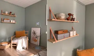 Beruhigende wandfarbe im arbeitszimmer mit Holzregalen, die mit Deko und Boxen bestückt sind. Ein Sessel mit Kissen und Decke lädt zum Verweilen ein.