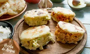 Arepas colombianas rellenas de pollo y aguacate, listas para disfrutar.