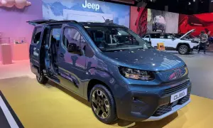 Nuovo Fiat Qubo 2026, un veicolo versatile con porte aperte, pronto per l'avventura.
