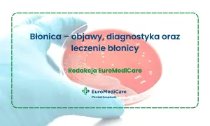 Rękawiczka medyczna trzyma szalkę Petriego z kulturą bakteryjną. Tytuł: Błonica – objawy, diagnostyka oraz leczenie błonicy.