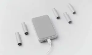 Szare baterie i powerbank podłączony kablem. Czy można mieć powerbank w bagażu podręcznym? Tak, zazwyczaj można.