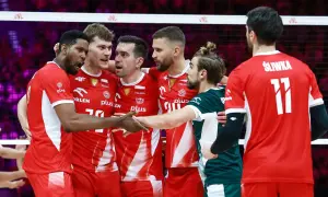 Drużyna Polski w siatkówce świętuje sukces w Lidze Narodów. Zawodnicy w czerwonych strojach z orłem na piersiach cieszą się po wygranej.