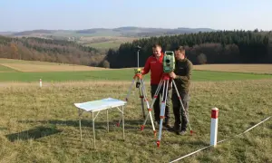 Wytyczenie budynku przez geodetę: Koszty, czynniki, na co uważać?