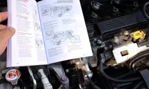 Yaris Cross: Akumulator 12V gdzie jest i jak awaryjnie odpalić?