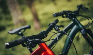 Kierownica enduro: Jak wybrać komfort i kontrolę na szlaku?