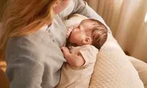 En mamma ammar sitt lilla barn. Bebis vill amma hela tiden, tryggt och nära.