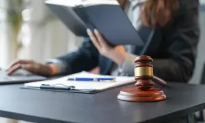 Sądowy młotek i dokumenty na biurku. Zastanawiasz się, ile kosztuje pełnomocnictwo notarialne?