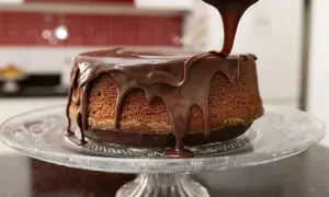 Jak uratować za rzadka polewa czekoladowa? Wylewana na tort, tworzy apetyczne sople.