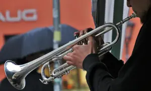 Muzyk gra na trąbce, tworząc dźwięki, które mogą przypominać blues. Co to za muzyka?