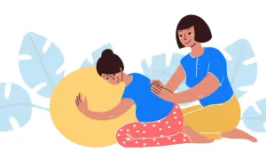 Una doula apoya a una mujer embarazada en una pelota de parto, ofreciendo consuelo y ayuda.