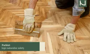 Ręce w rękawiczkach pracują nad drewnianą podłogą, układając parkiet.