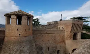Rocche e torri in mattoni a Mondavio, cosa vedere per un viaggio nella storia.
