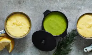 Två krämiga såser, en gul med citron och en grön örtig, redo som sås till grillat.