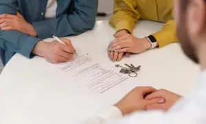 Podpisanie umowy kupna-sprzedaży. Czy mieszkanie spółdzielcze własnościowe można sprzedać? Tak, a klucze czekają na nowego właściciela.