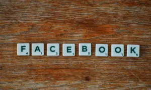 Litery z gry Scrabble układają napis FACEBOOK. Zastanawiasz się, jak zobaczyć czy ktoś mnie zablokował na FB?