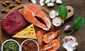 Mięso, łosoś, ser, krewetki, pestki dyni, kakao, migdały, fasola, szpinak, grzyby i czosnek – naturalne źródła selenu i cynku.