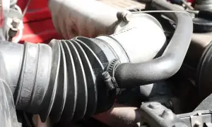 Elastyczna rura dolotowa w silniku Volvo. Odpowiada za doprowadzenie powietrza, a jej budowa pomaga w tłumieniu drgań.