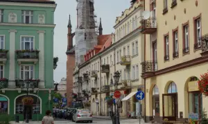 Kolorowe kamienice i wieża w rusztowaniach tworzą urokliwy widok. Kalisz atrakcje czekają na odkrycie!