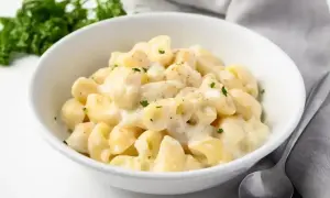 Pyszny makaron w kremowym sosie śmietanowym, posypany natką pietruszki. Idealny sos śmietanowy do makaronu na szybki obiad.