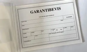 Garantibevis för bil, med fält för ägarens namn, adress, chassinummer och övrig specifikation. En viktig del av bilens servicebok.