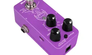 Fioletowy efekt gitarowy "Edge Delay" z pokrętłami Mix, Time i Repeat. Pozwala na tworzenie ciekawych brzmień z opóźnieniem.