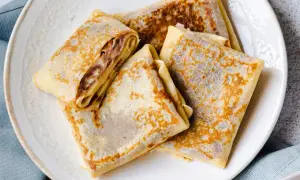 Gefaltete Crêpes mit Schokoladencreme-Füllung, ein köstliches Crêpes Rezept für süße Momente.