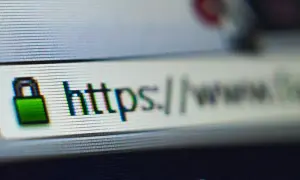 Zielona kłódka obok "https://" w pasku adresu przeglądarki symbolizuje bezpieczne połączenie.