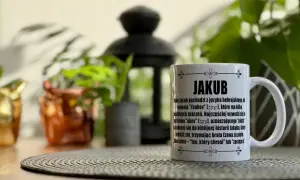 Kubek z napisem "JAKUB" i opisem znaczenia imienia. Idealny prezent na imieniny Jakuba.