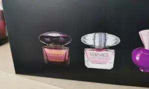 Dwa flakoniki perfum Versace: Crystal Noir i Bright Crystal.