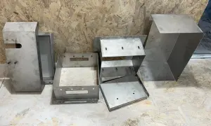 Metalowe elementy po obróbce, gotowe do dalszych prac. Widać różnice między śrutowaniem a piaskowaniem.