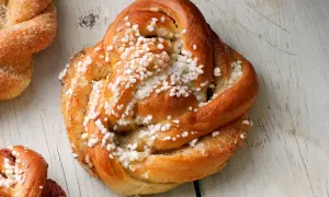 Gyllene kardemummabullar med pärlsocker, redo att bakas enligt ett enkelt kardemummabullar recept.