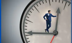 Biznesmen na wskazówce zegara. Czy to symbol tego, ile kadencji może być prezydent miasta?