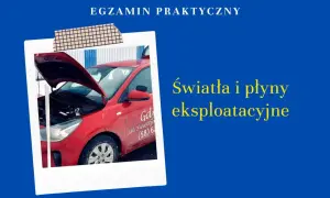 Czerwony Kia Rio z otwartą maską, przygotowany do egzaminu praktycznego. Sprawdzane są światła i płyny eksploatacyjne.