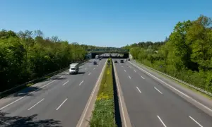 Autostrada w słoneczny dzień, idealna na niedzielny wypad. Gdzie jechać w niedzielę Śląsk? Właśnie tam!