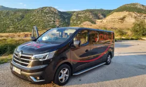 Czarny bus OKL Travel Rent gotowy do podróży. Chcesz wiedzieć, ile kosztuje bus do Niemiec? Zapytaj przewoźnika!