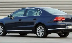 Ciemnoniebieski Passat B7 z silnikiem 2.0 TDI. Zastanawiasz się, jaki silnik wybrać do swojego Passata B7?