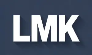 Letras blancas "LMK" con sombra sobre fondo azul oscuro. ¿Buscas el lmk significado?