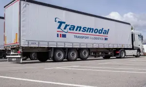 Semi-remorque Transmodal Transport & Logistics. La hauteur intérieure de la semi-remorque est optimisée pour le transport de marchandises.