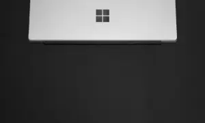 Srebrny laptop z logo Windows. Dowiedz się, jak ustawić hasło na komputer, by chronić swoje dane.
