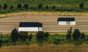 Ciężarówka i autobus jadą drogą. Zastanawiasz się, ile kosztuje tona klińca drogowego?
