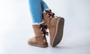 Brązowe botki UGG z kokardkami i futerkiem, idealne na zimę. Zastanawiasz się, ugg jaki rozmiar wybrać?