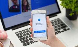 Chcesz wiedzieć, jak usunąć wszystkie wiadomości z Messengera? Na ekranie telefonu widzisz ekran logowania do aplikacji.