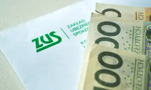 Emerytury czerwcowe najnowsze wiadomości: ZUS i banknoty 100 zł.